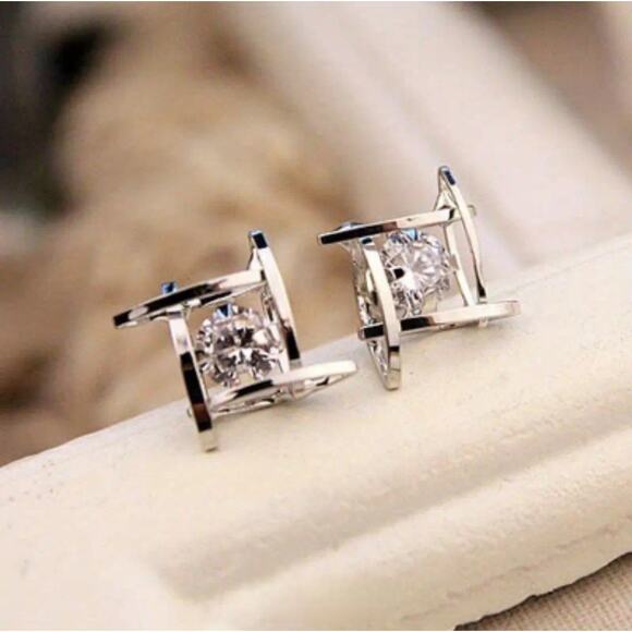 NEW Cubic Zirconia Stud Earrings in Silver - Picture 1 of 2